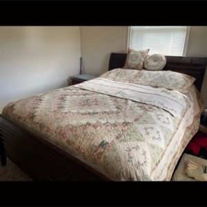 home and gardens queen comforter with pillows